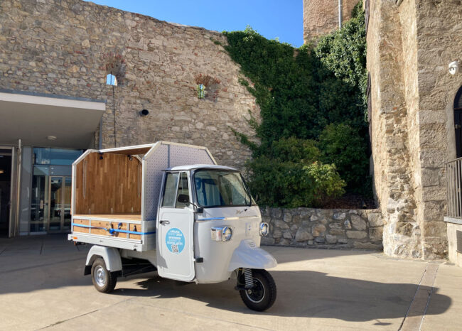 Die Piaggio Ape für Events, Messen und Veranstaltungen vor der Burg Perchtoldsdorf.
